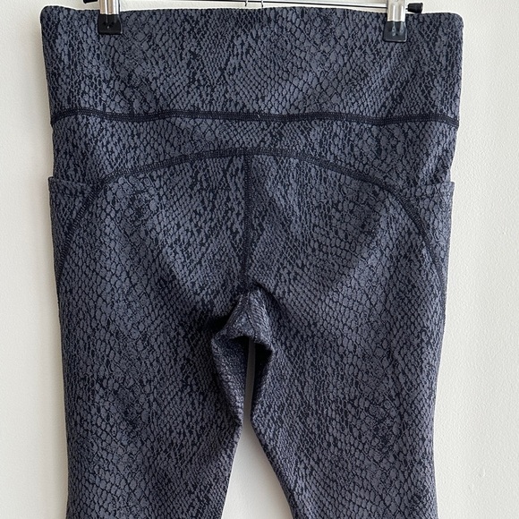 All In Motion Women's Snake Print Jacquard Leggings, Dark Grey, Size Medium - Picture 16 of 16